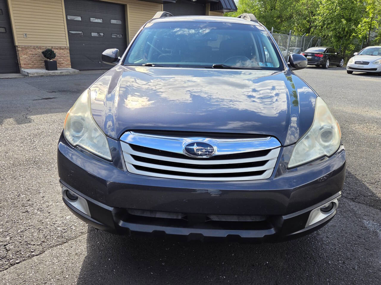 Used 2010 Subaru Outback 2.5i Premium AWD/4WD image 2