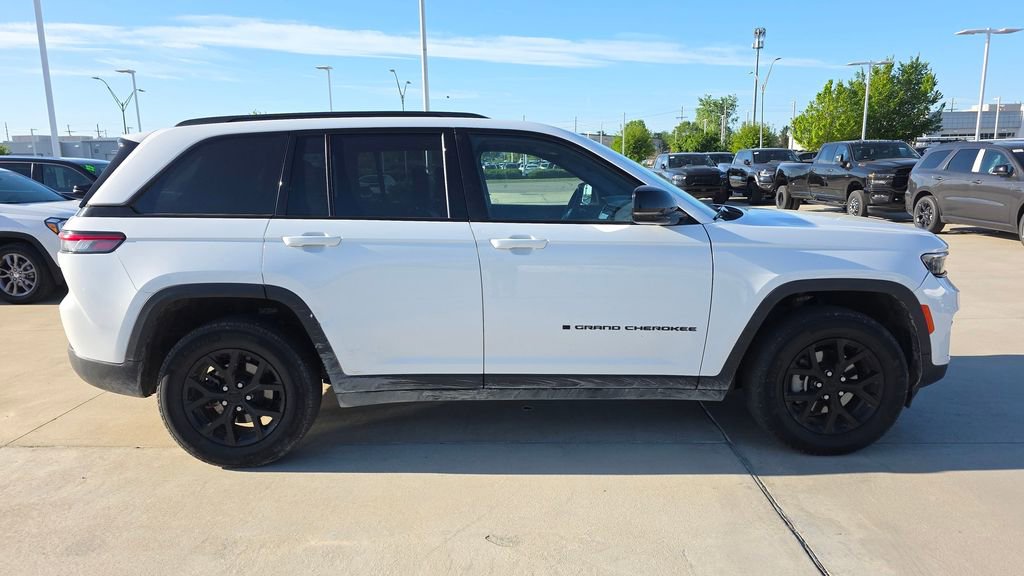 Used 2024 Jeep Grand Cherokee Altitude AWD/4WD image 6