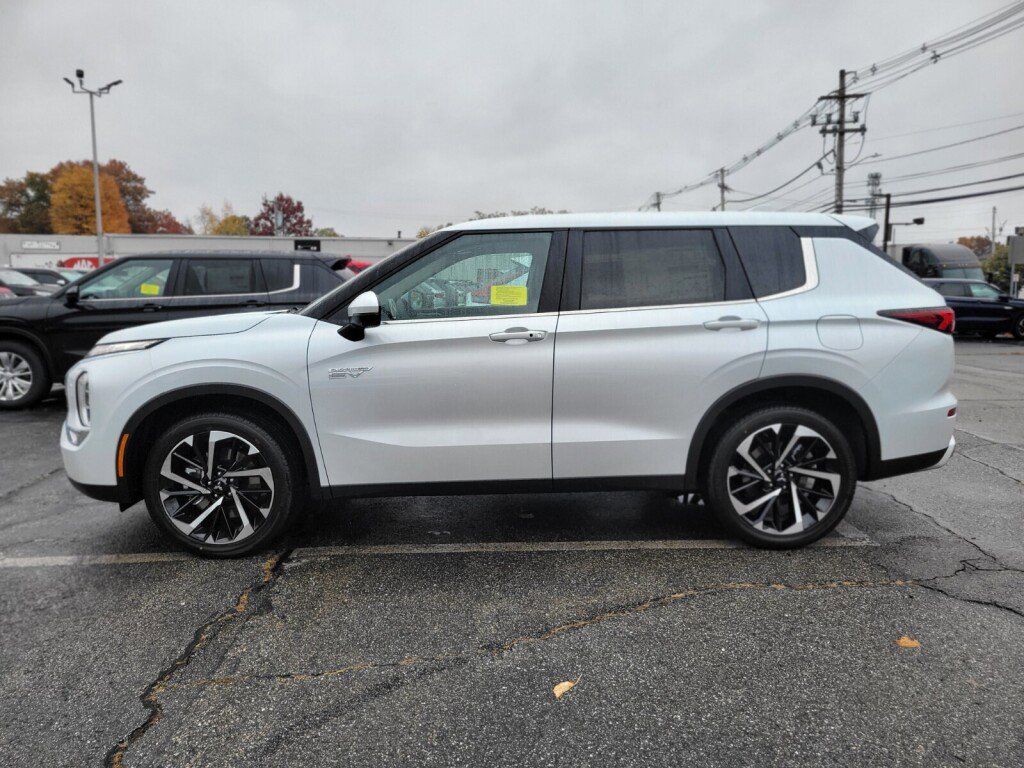 New 2025 Mitsubishi Outlander SE image 2