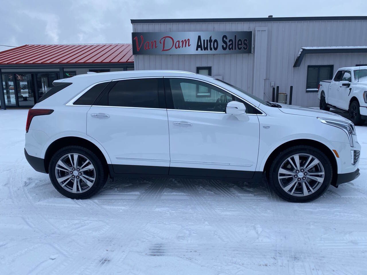 Used 2025 Cadillac XT5 Premium Luxury image 2