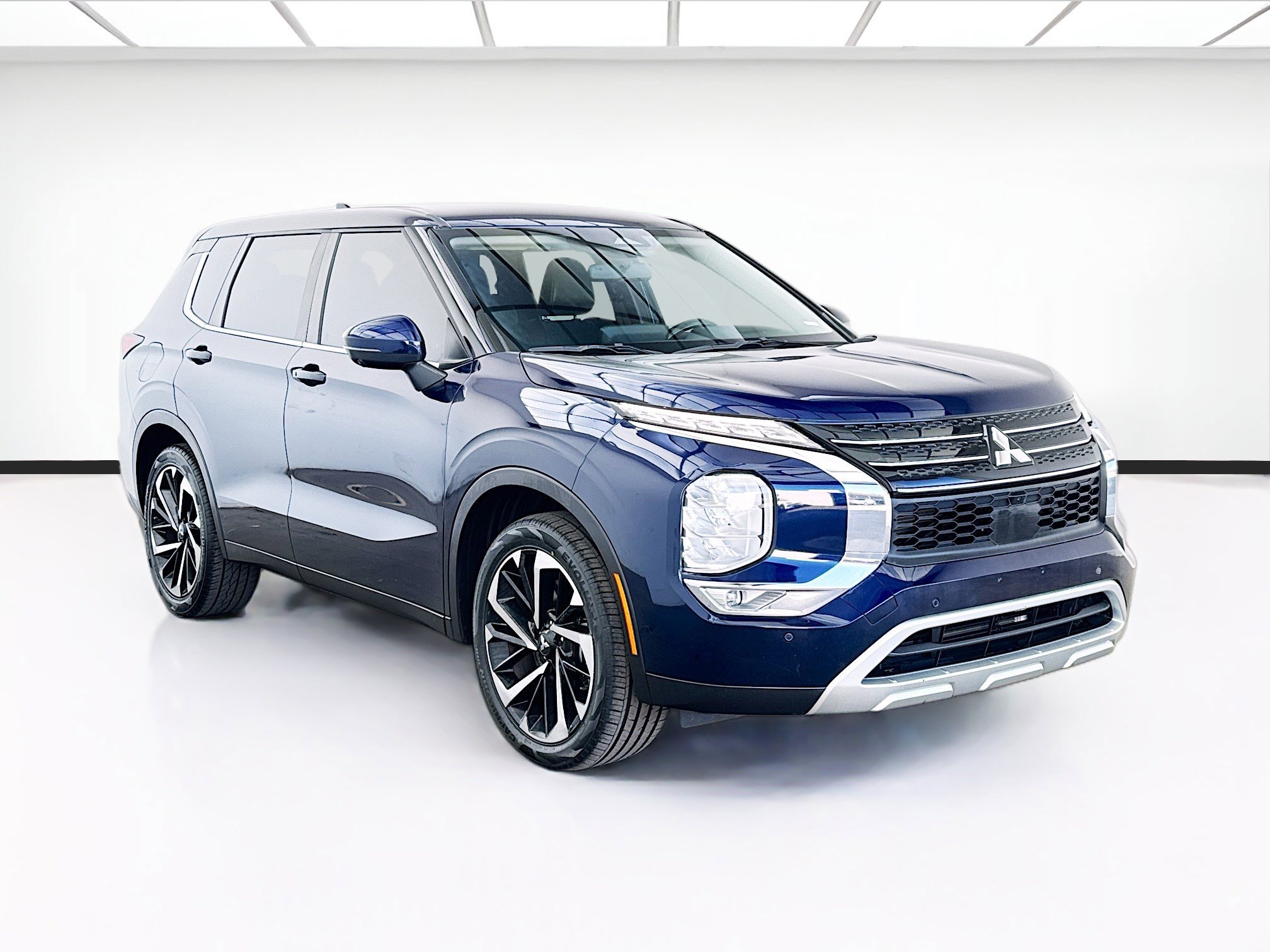 Used 2024 Mitsubishi Outlander SE image 3