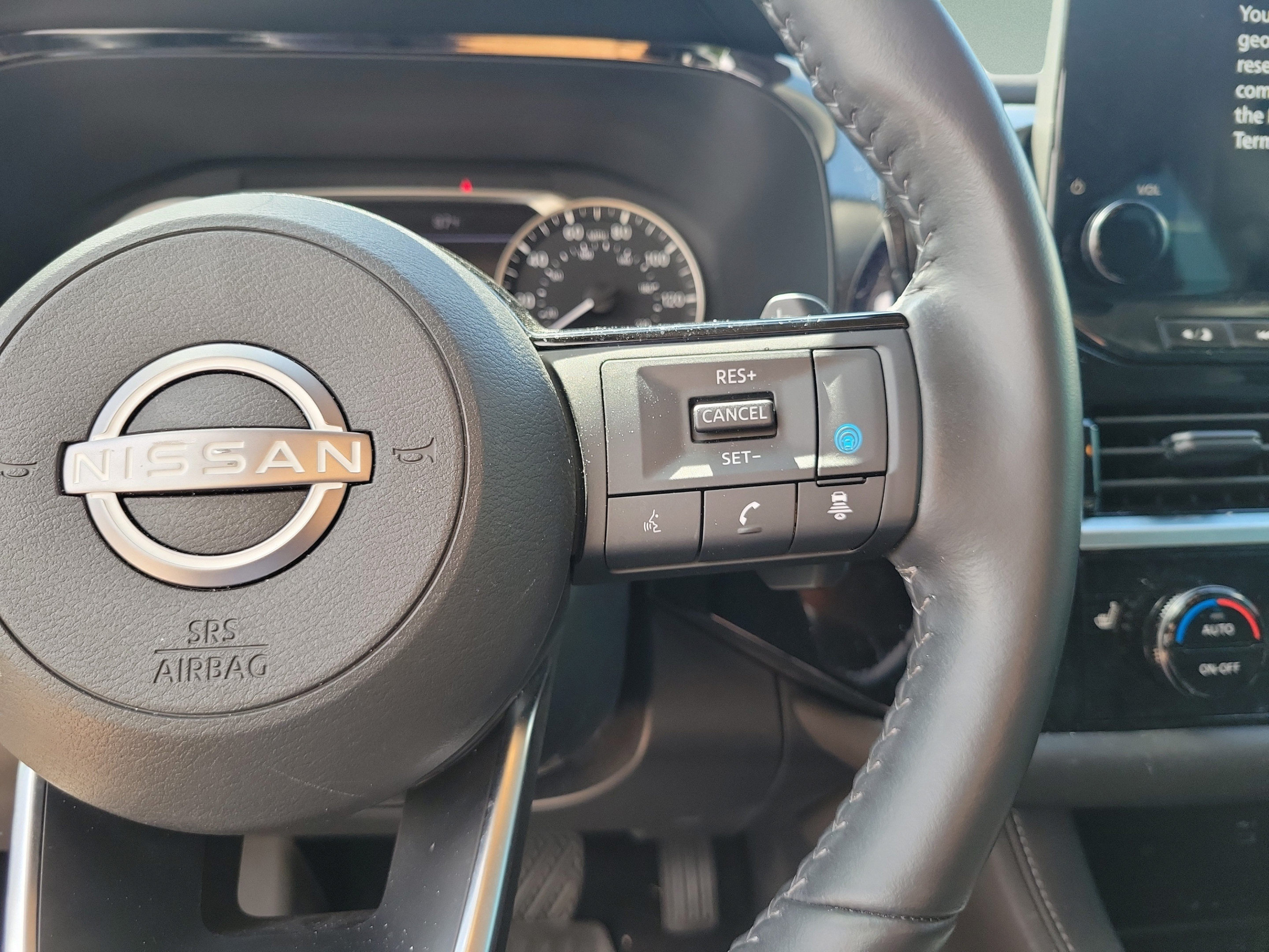 Used 2024 Nissan Pathfinder SL w/ Black Appearance Package FWD image 11
