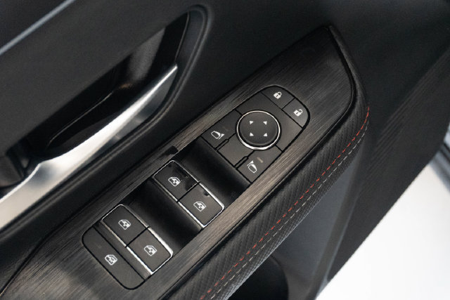 Used 2025 Nissan Kicks SR AWD/4WD image 9