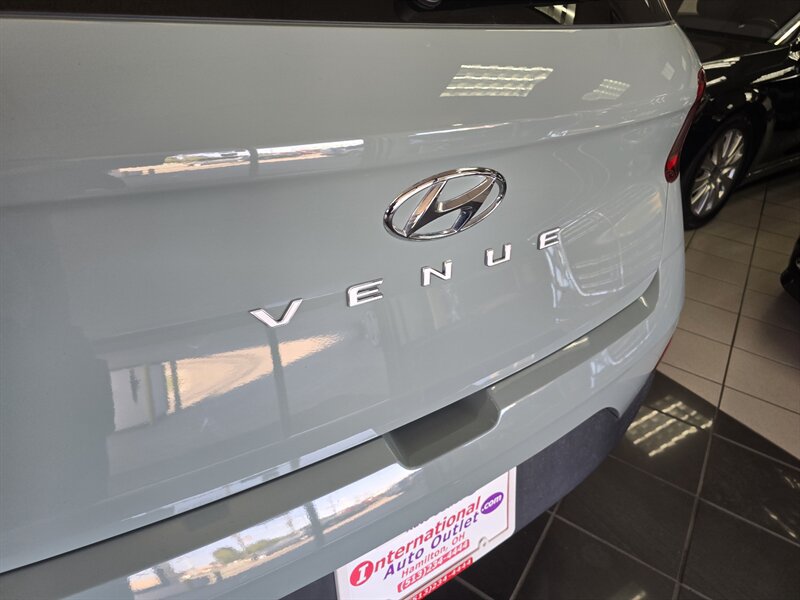 Used 2025 Hyundai Venue SEL FWD image 29