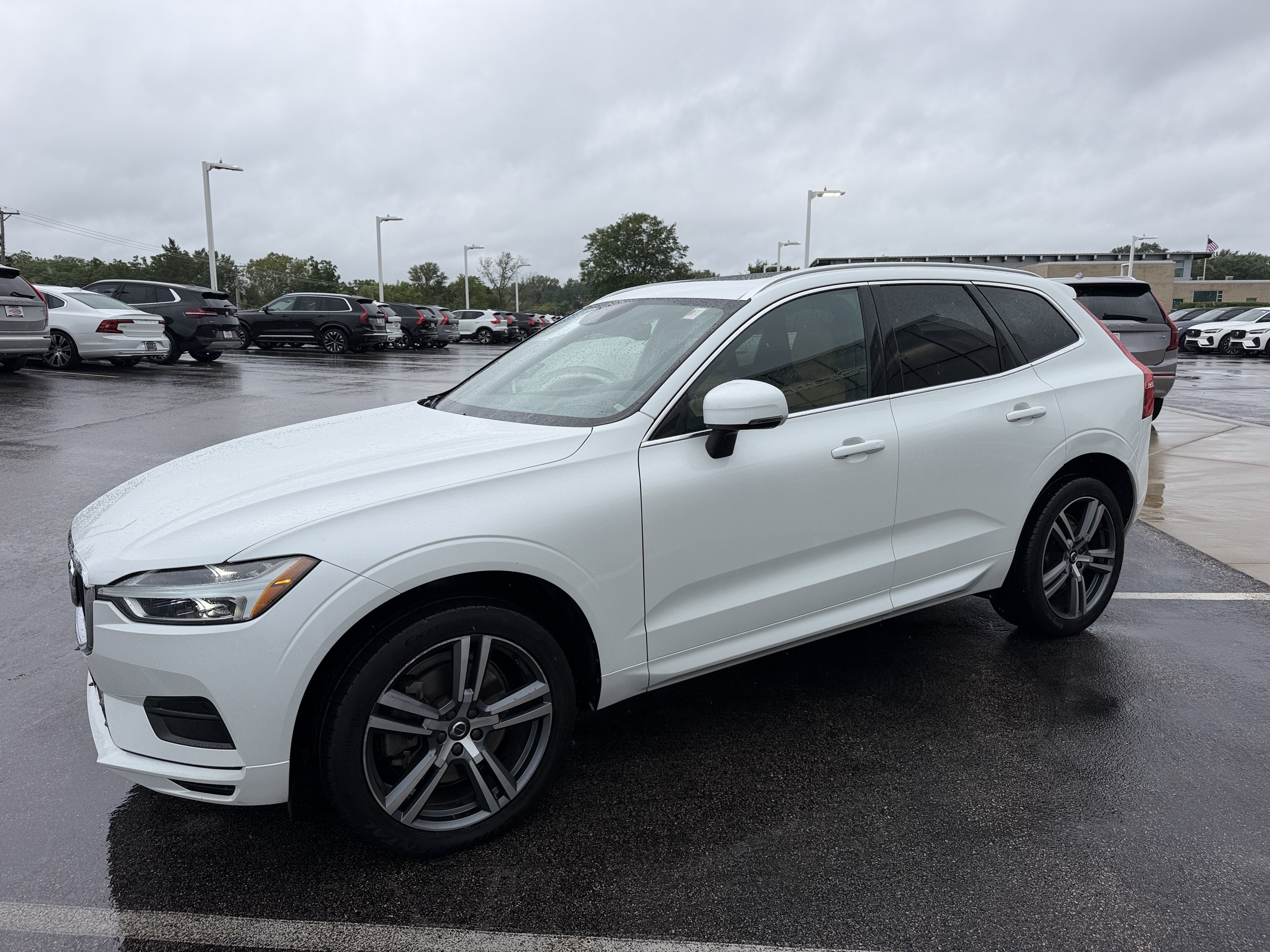 Used 2020 Volvo XC60 T6 Momentum w/ Protection Package AWD/4WD image 6