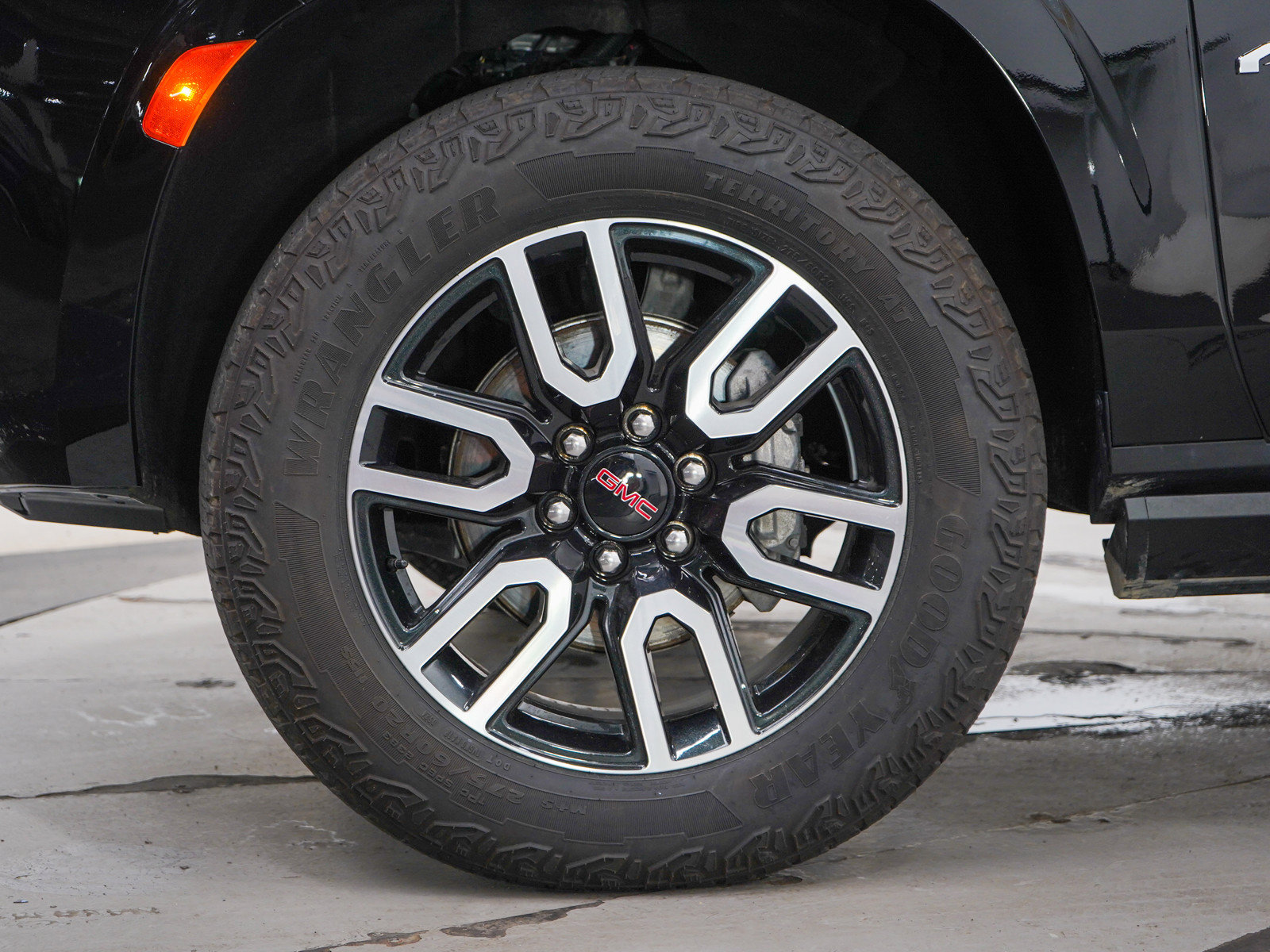 Used 2024 GMC Yukon XL AT4 w/ AT4 Premium Package AWD/4WD image 31