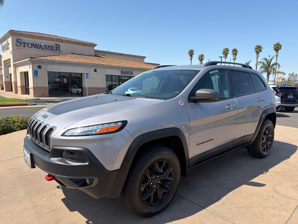 Used 2018 Jeep Cherokee Trailhawk w/ Cold Weather Group AWD/4WD image 1