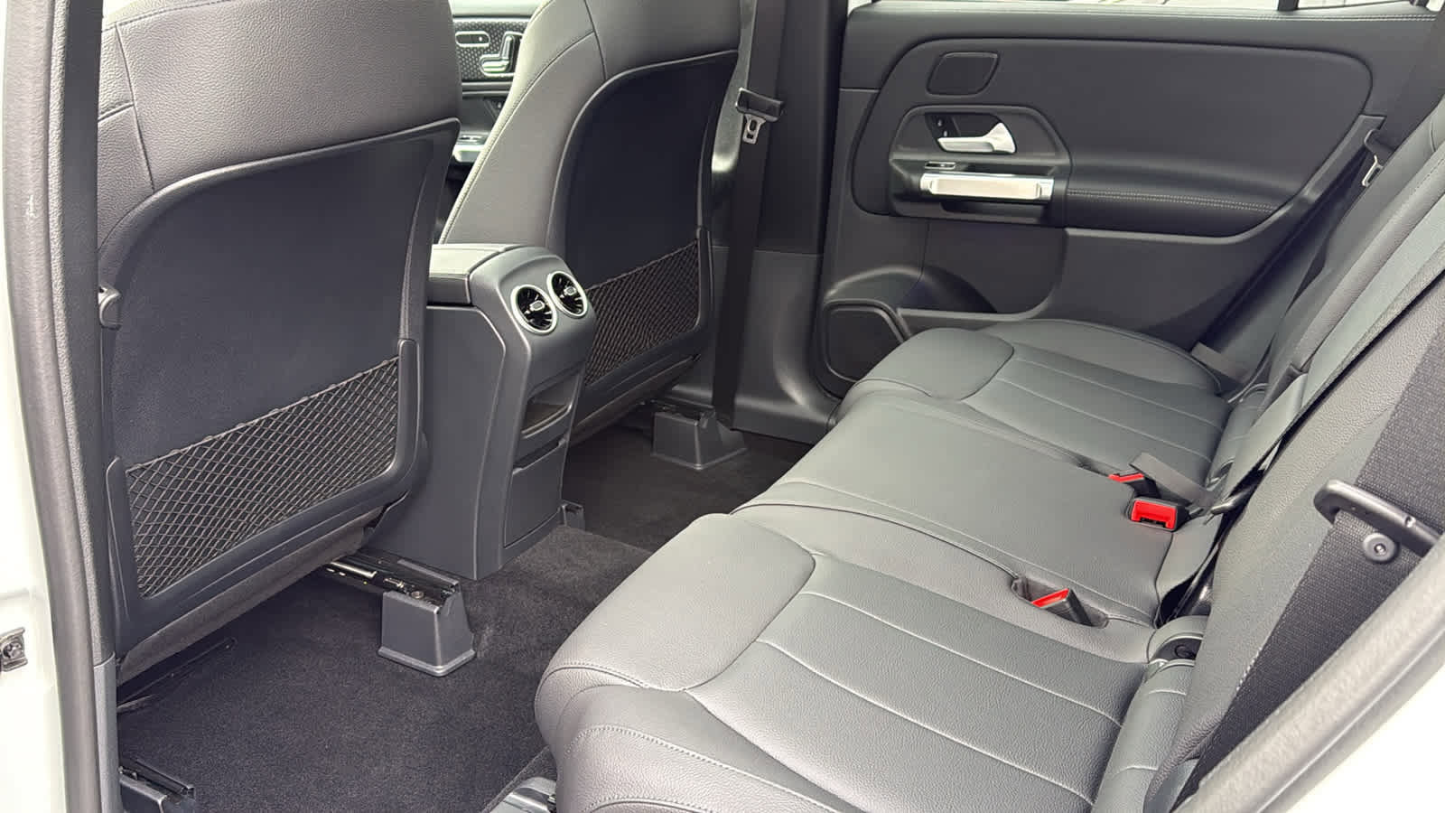 Used 2025 Mercedes-Benz GLB 250 4MATIC image 30