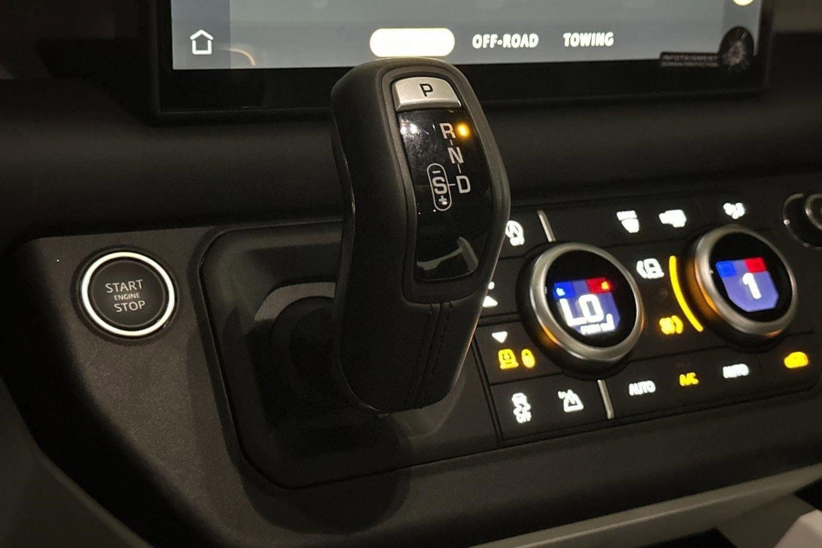 New 2025 Land Rover Defender 130 X-Dynamic SE AWD/4WD image 24