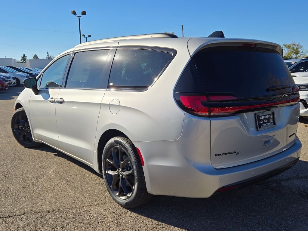 New 2026 Chrysler Pacifica Limited w/ S Appearance Package image 16
