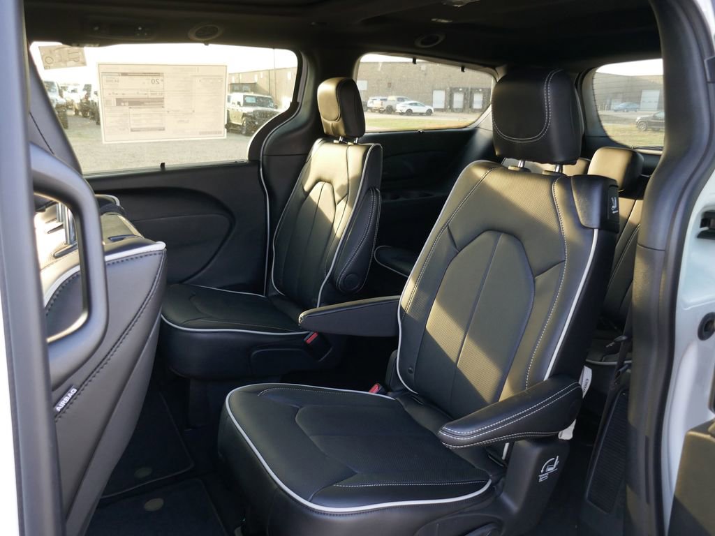 New 2026 Chrysler Pacifica Limited w/ Uconnect Theater Family Group image 21