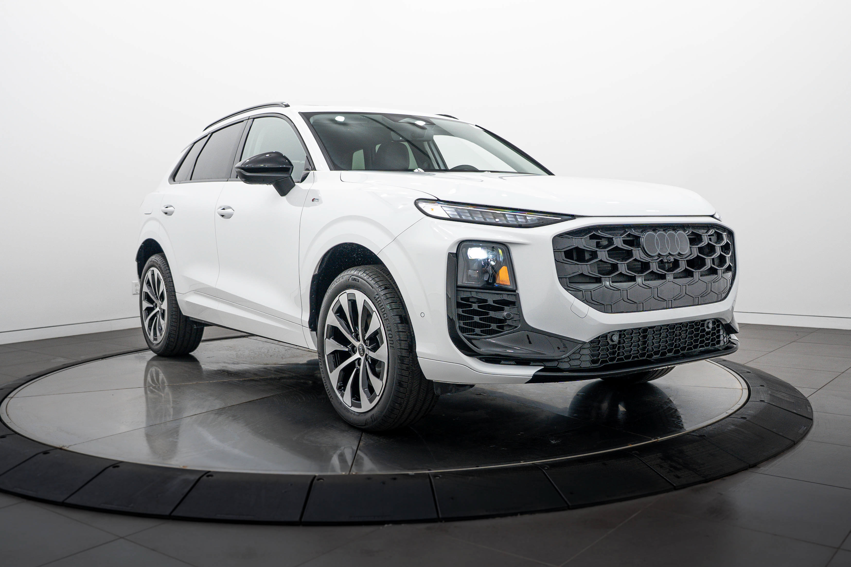 New 2026 Audi Q3 quattro 2.0T AWD/4WD image 2