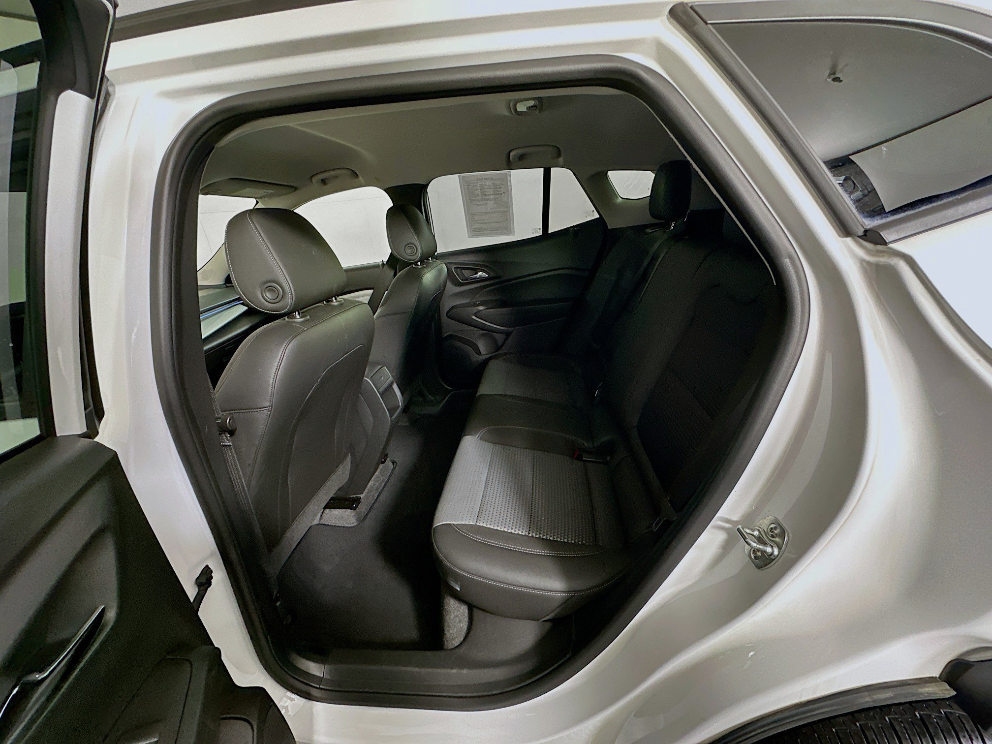 Used 2025 Chevrolet Trax LT FWD image 26