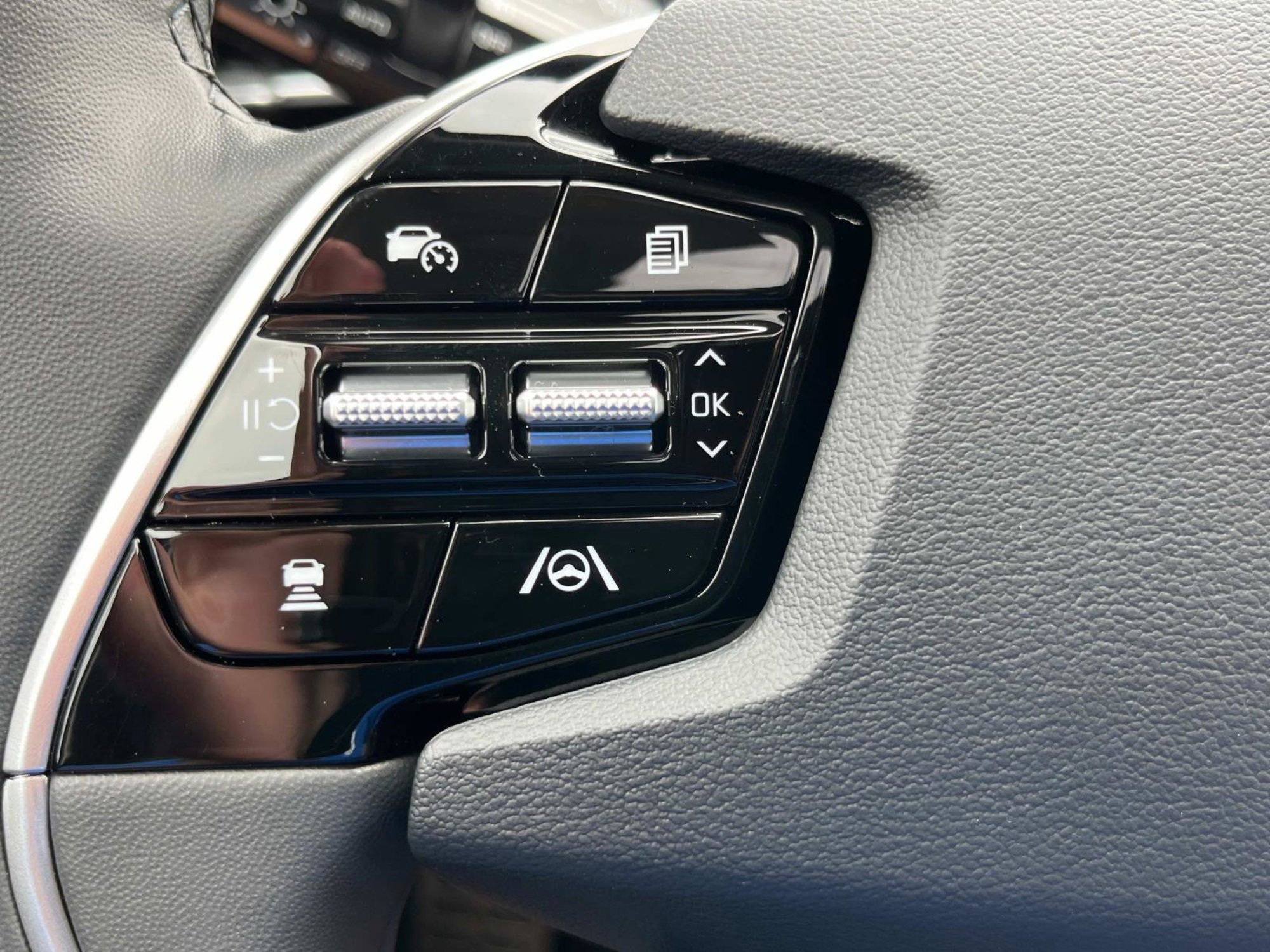 New 2025 Kia Niro SX Touring image 28