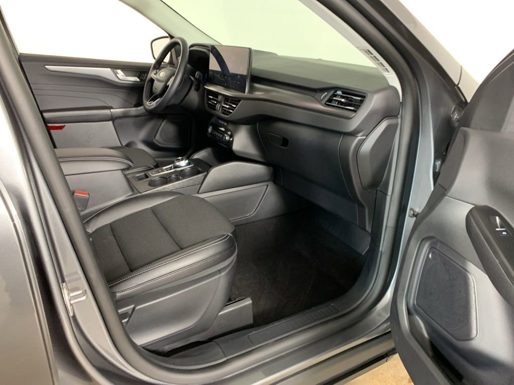 Used 2025 Ford Escape SE image 36