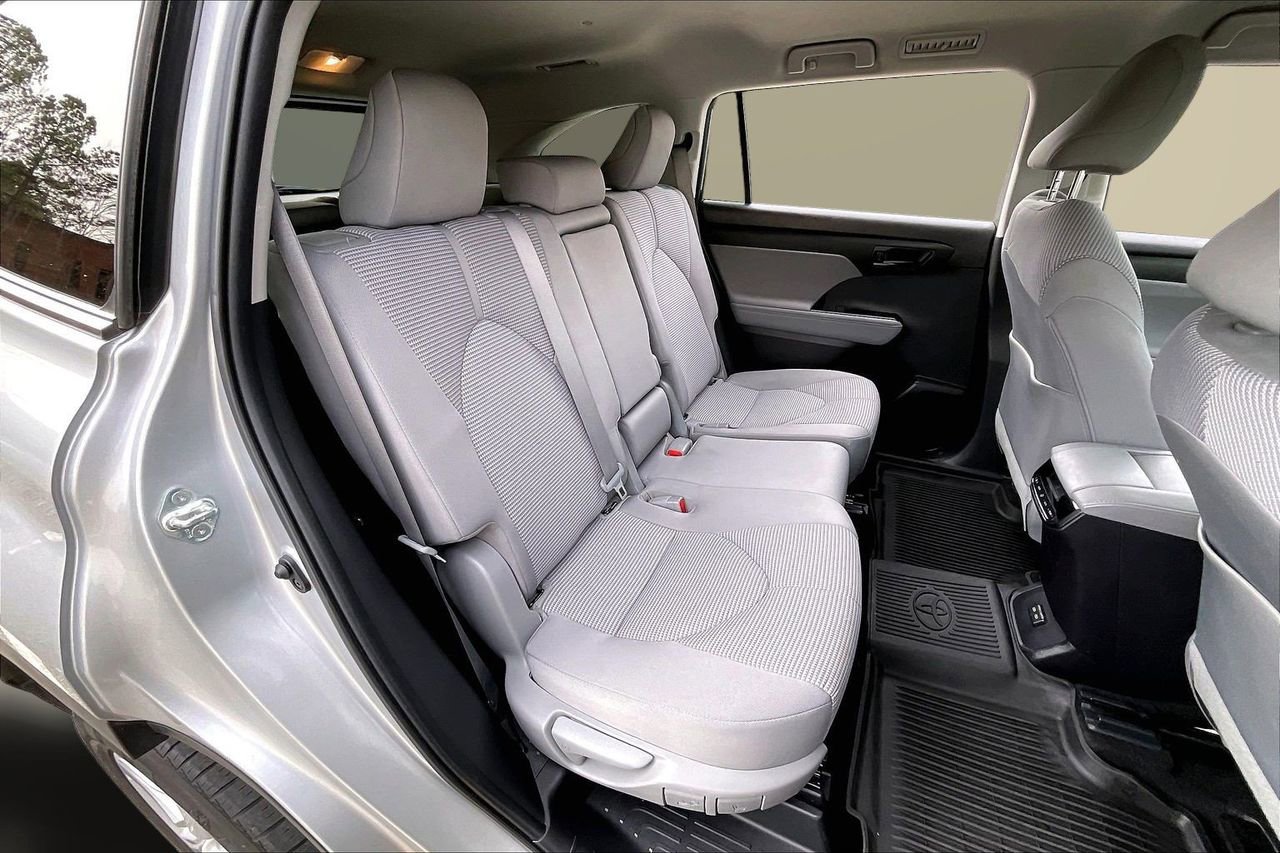 Used 2023 Toyota Highlander LE image 25