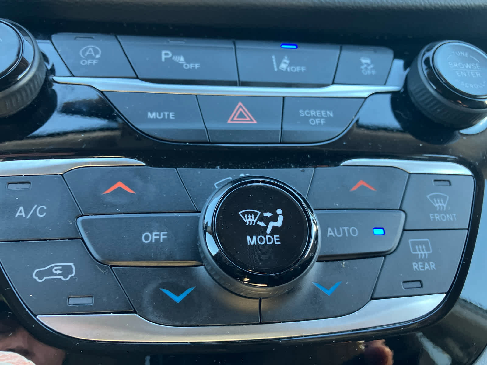 Used 2024 Chrysler Pacifica Touring-L image 27