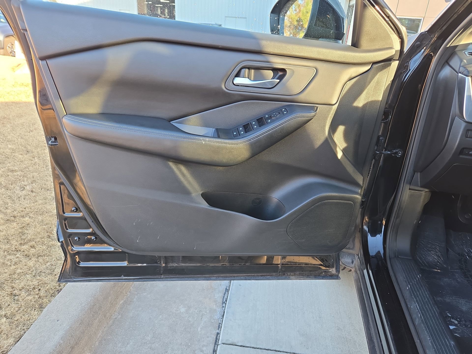 Used 2024 Nissan Rogue SV image 11