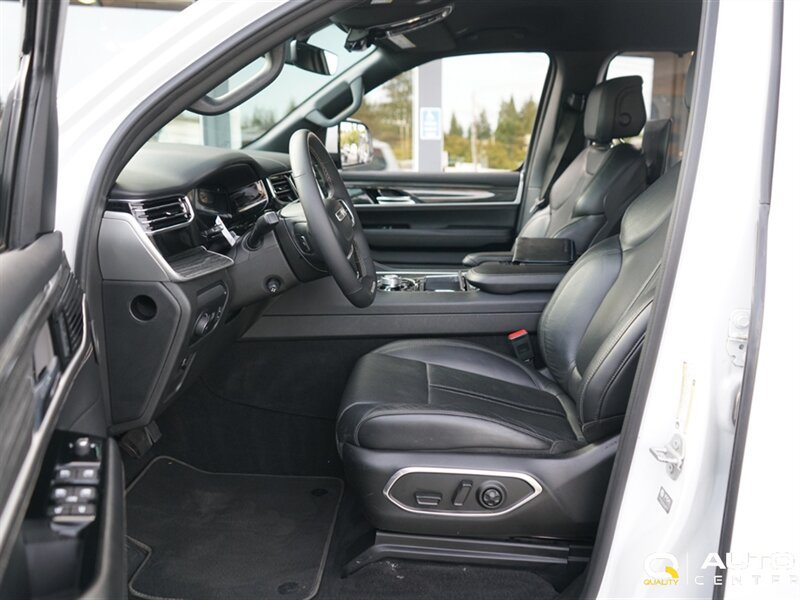 Used 2022 Jeep Wagoneer Series III w/ Convenience Group I AWD/4WD image 16