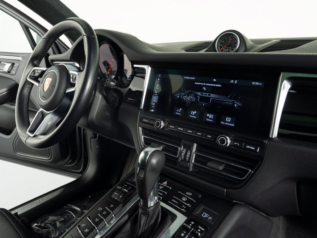 Certified 2021 Porsche Macan Turbo AWD/4WD image 39