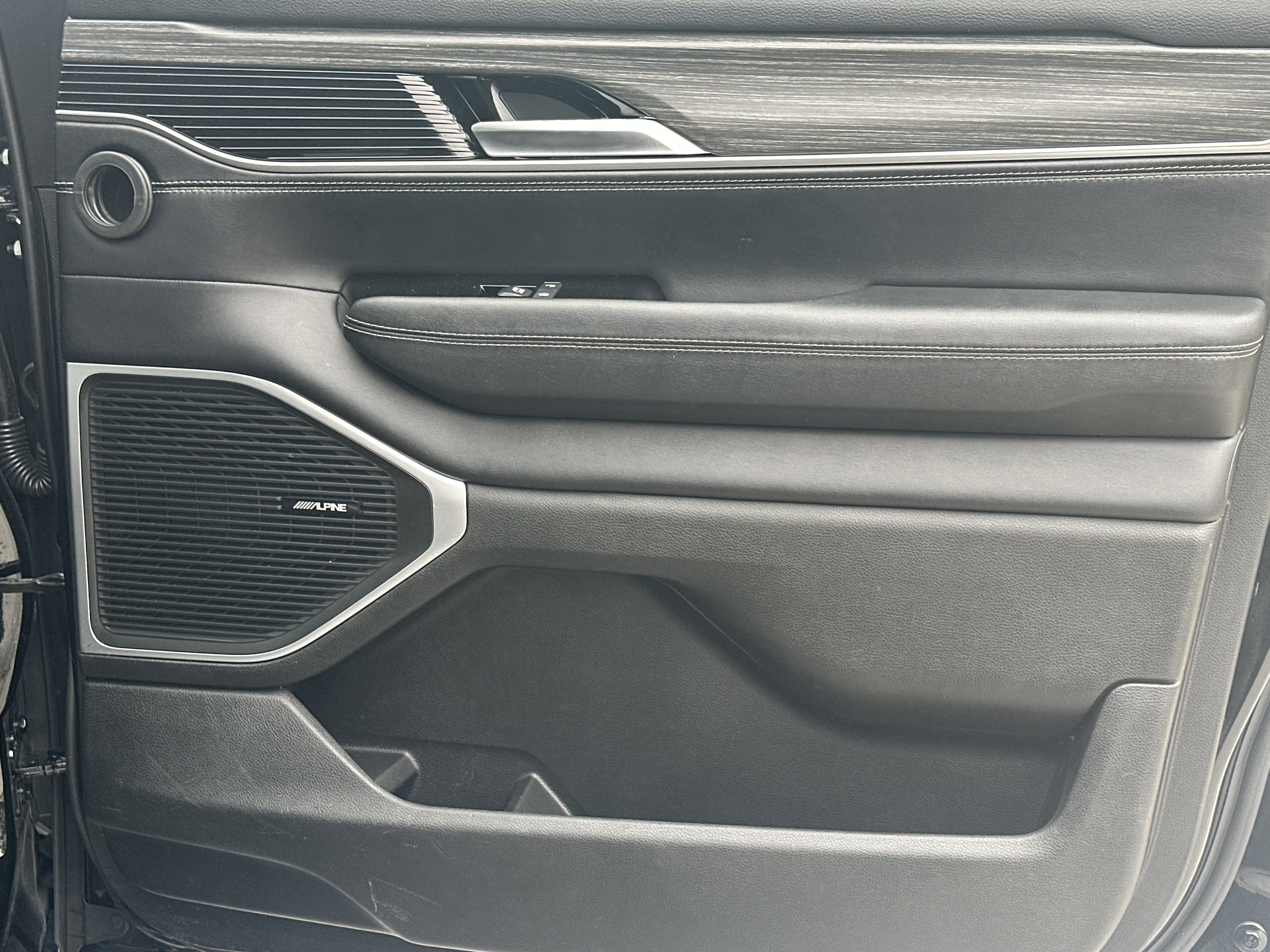 Used 2024 Jeep Wagoneer L Series II image 14