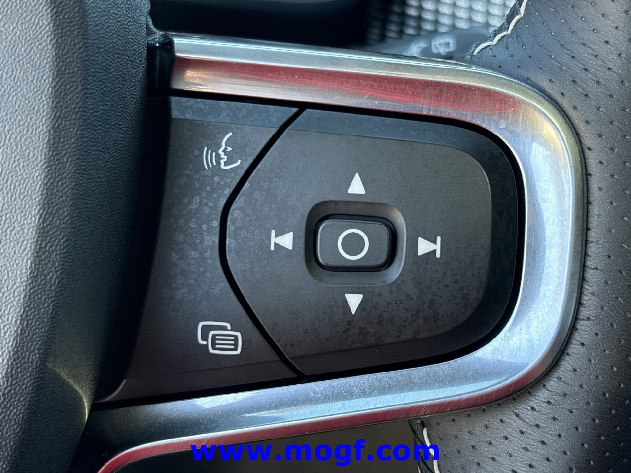 Used 2021 Volvo XC40 T4 R-Design w/ Advanced Package FWD image 29