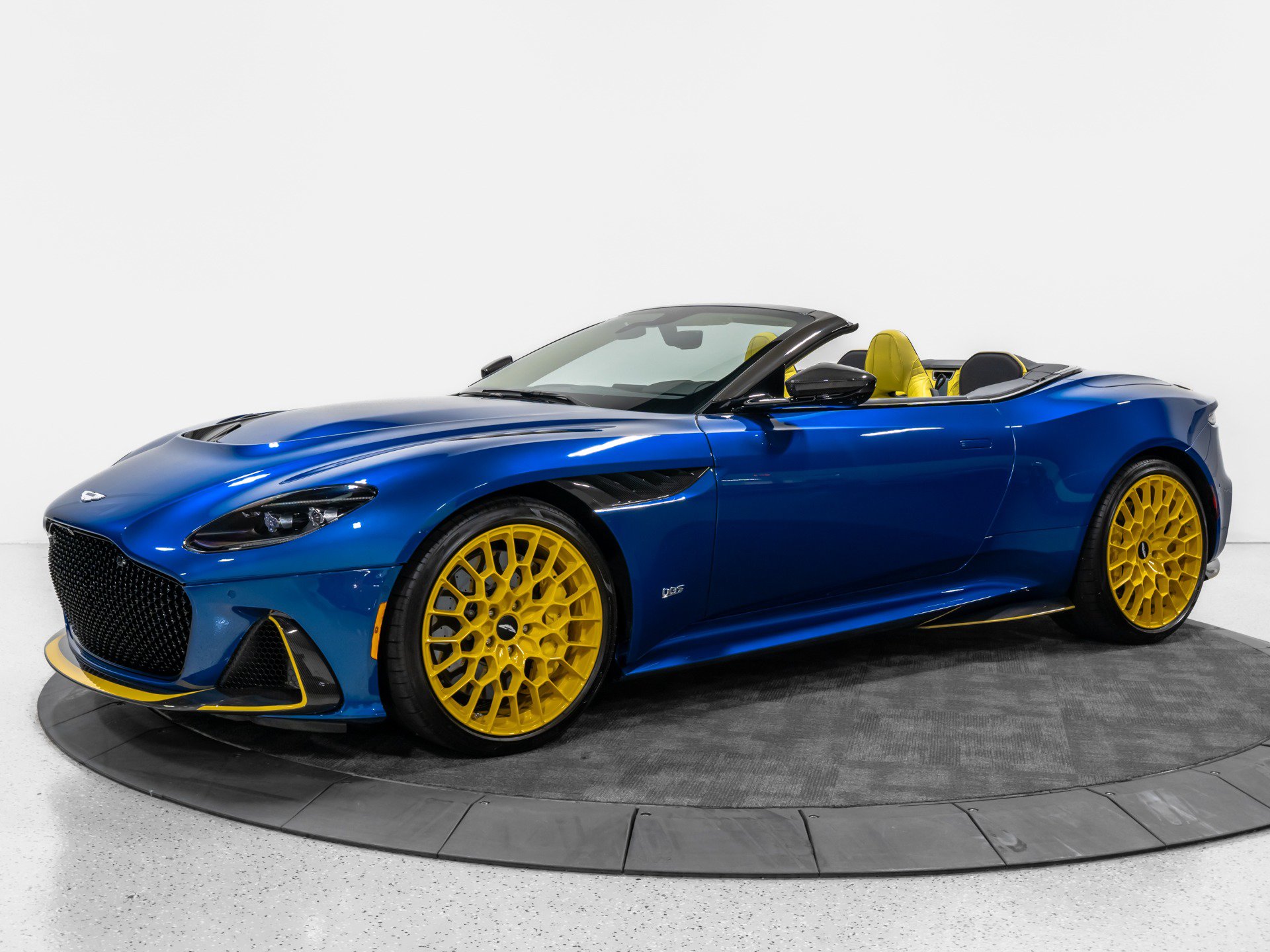 Used 2023 Aston Martin DBS Superleggera Volante RWD image 3