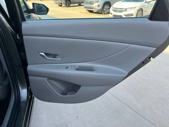 Used 2025 Hyundai Elantra Hybrid FWD image 16