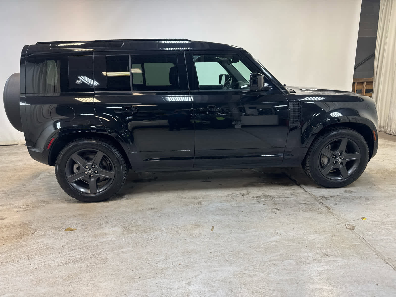 Used 2023 Land Rover Defender 110 X-Dynamic SE image 10