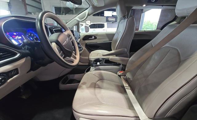 Used 2017 Chrysler Pacifica Limited w/ Tire & Wheel Group FWD image 9
