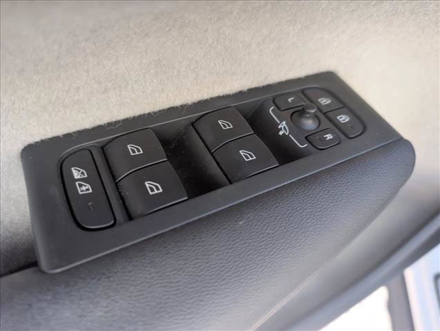 Used 2021 Volvo XC40 T5 Inscription w/ Climate Package image 17