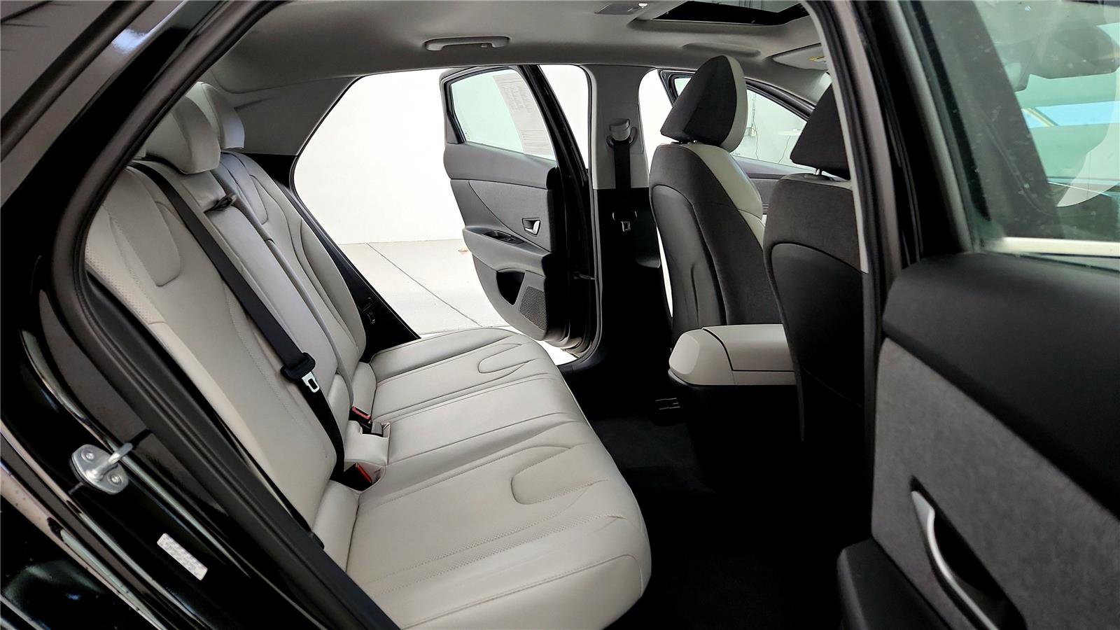 Used 2023 Hyundai Elantra Limited image 30