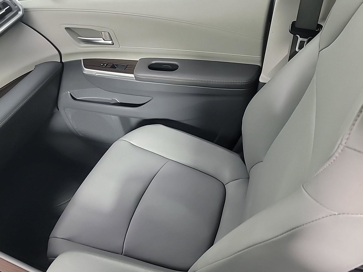 Used 2022 Toyota Sienna XLE w/ XLE Plus Package image 23