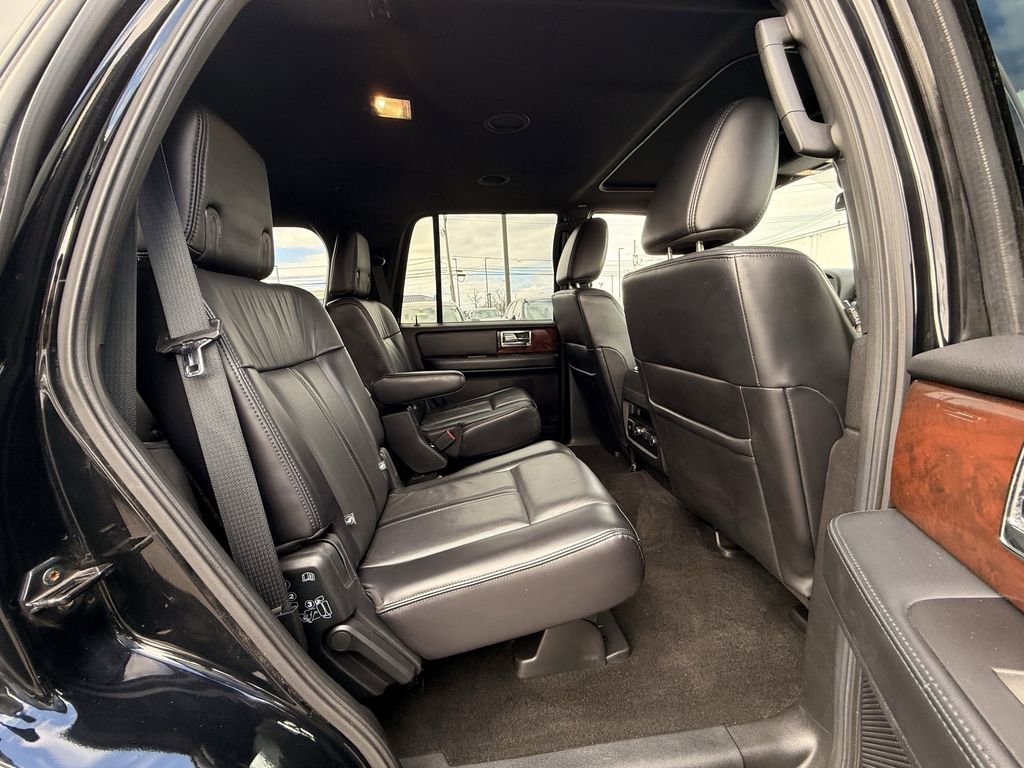 Used 2017 Lincoln Navigator Select image 16