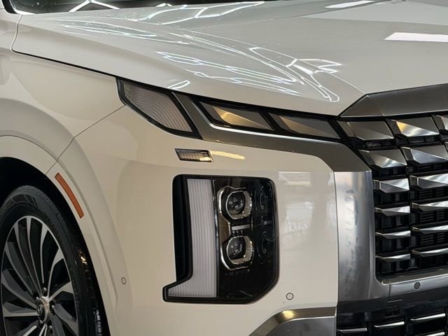 Used 2023 Hyundai Palisade Calligraphy image 2