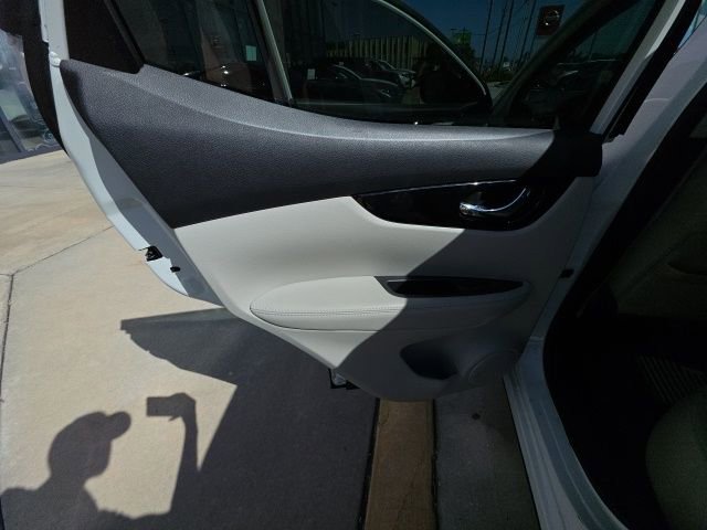 Used 2022 Nissan Rogue Sport SL w/ Premium Package image 23