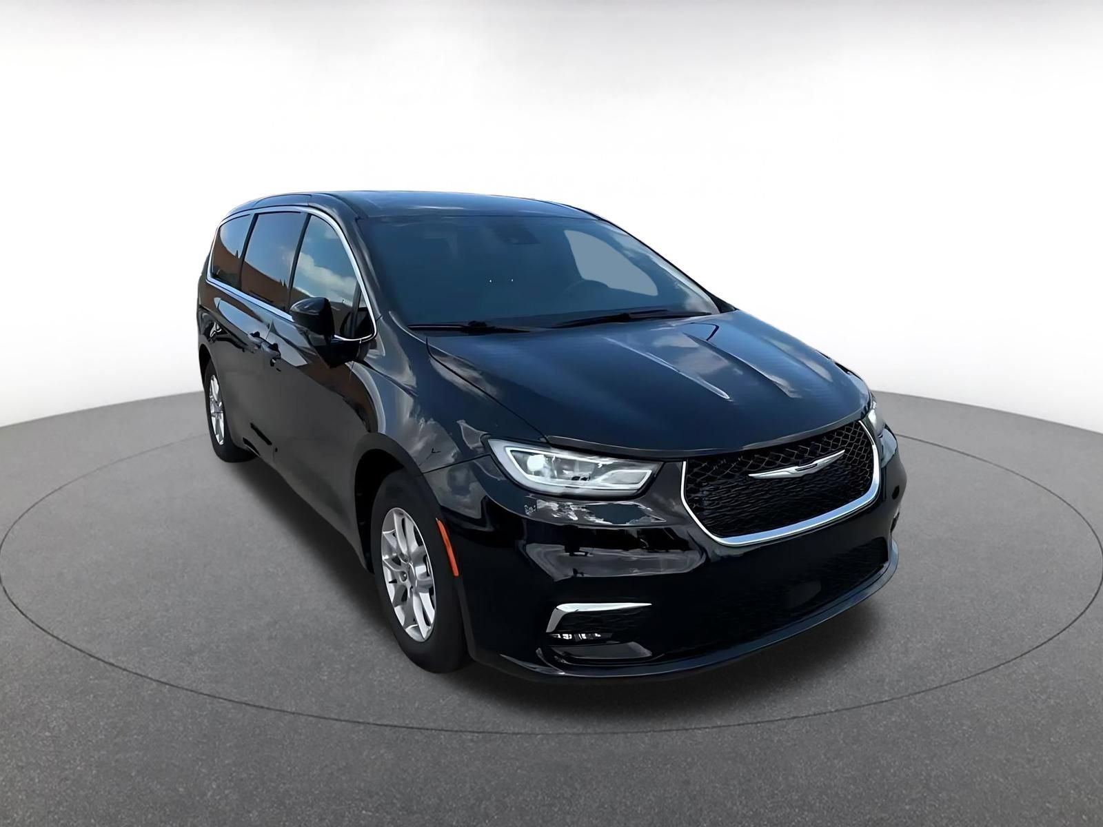Used 2025 Chrysler Pacifica Select FWD image 3