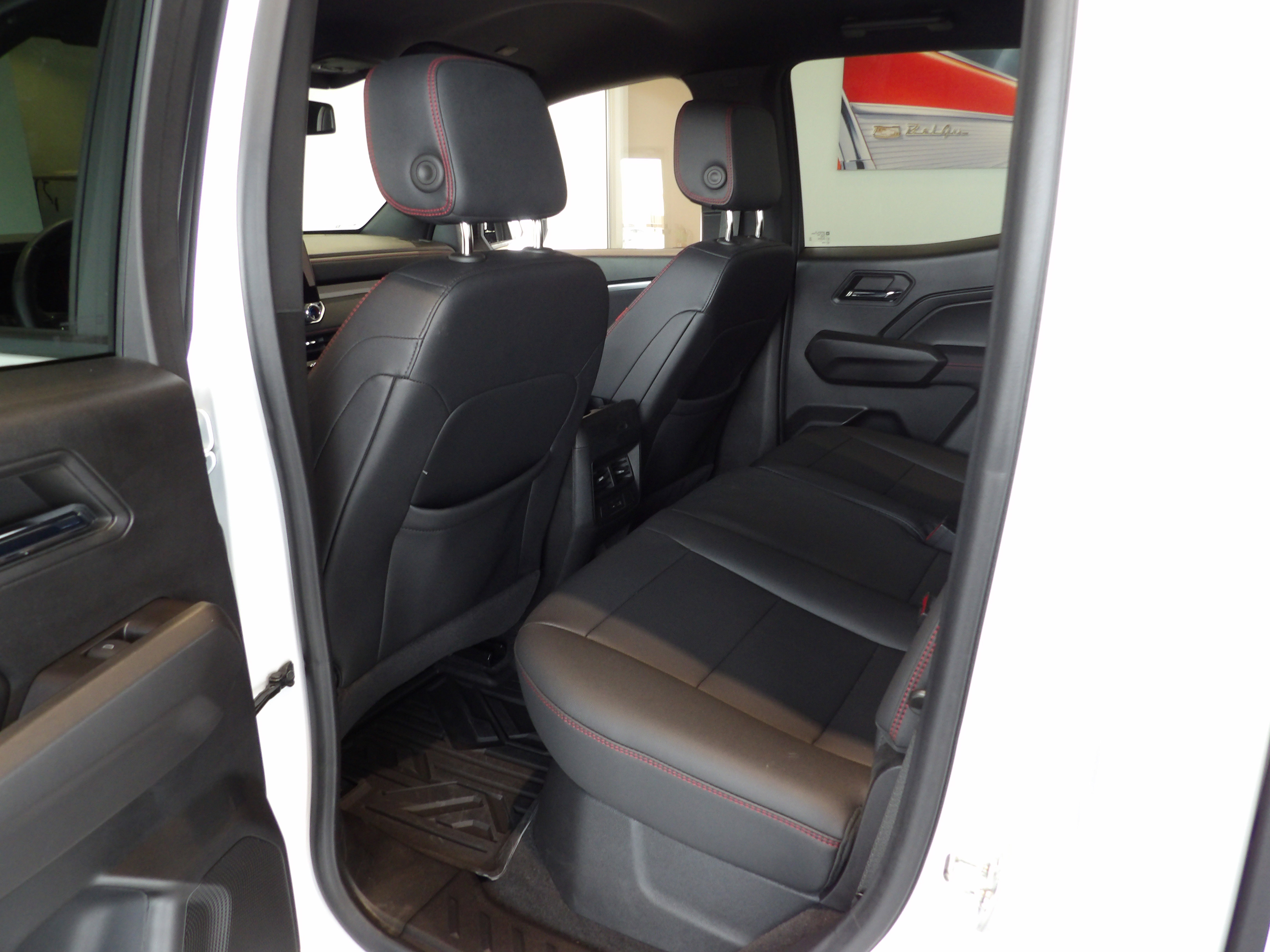 Used 2024 Chevrolet Colorado Z71 w/ Z71 Convenience Package 2 image 17