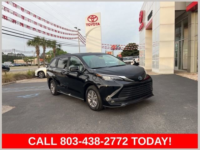 Used 2025 Toyota Sienna XLE image 1