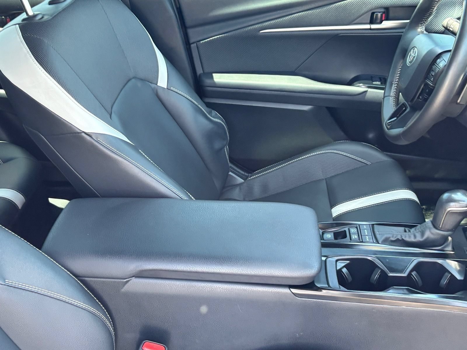 Used 2025 Toyota Camry SE w/ Convenience Package FWD image 10