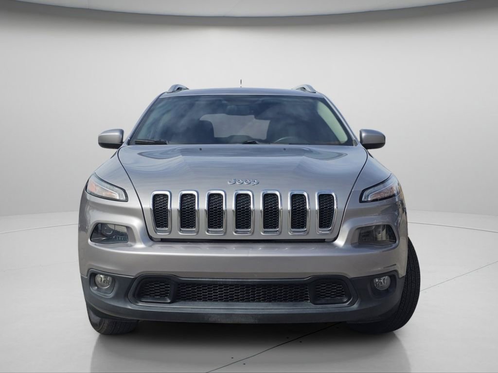 Used 2017 Jeep Cherokee Latitude w/ Comfort/Convenience Group AWD/4WD image 3