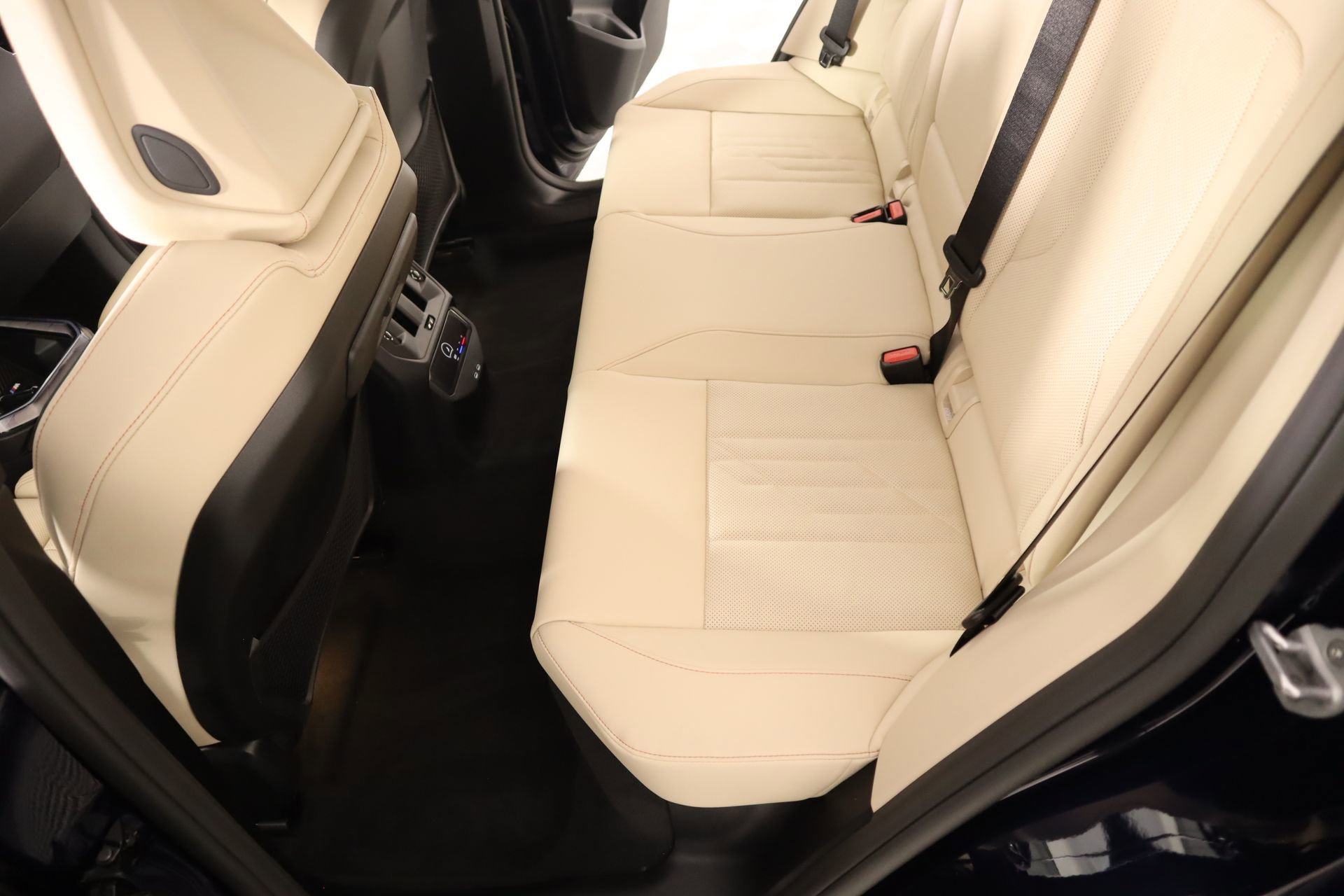 New 2026 BMW X3 xDrive30 w/ Premium Package AWD/4WD image 12