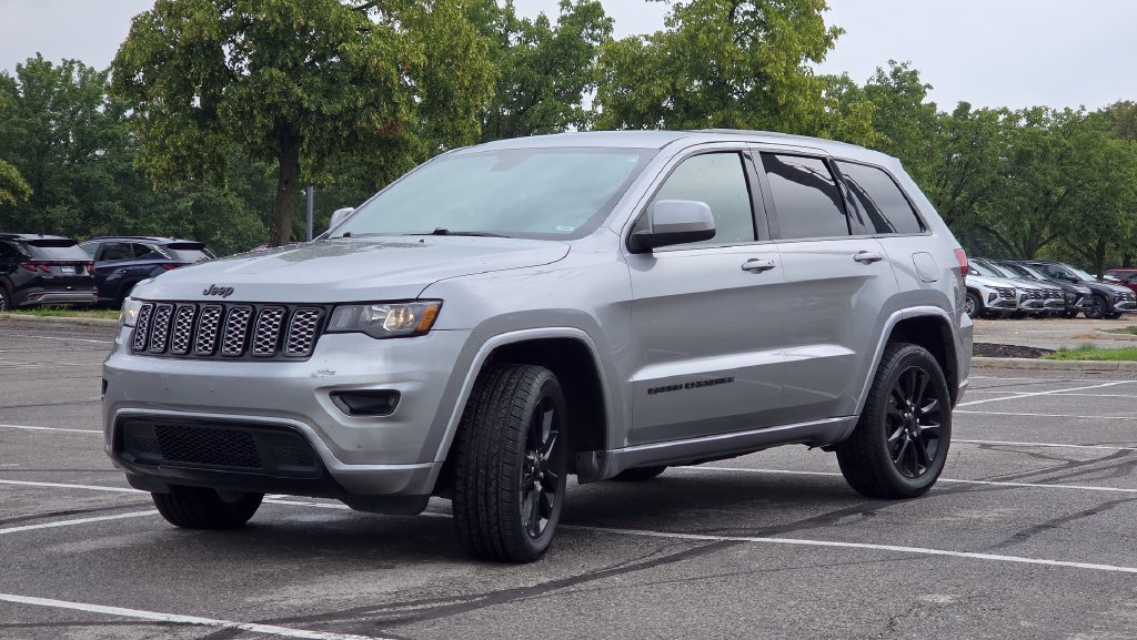 Used 2018 Jeep Grand Cherokee Altitude AWD/4WD image 4