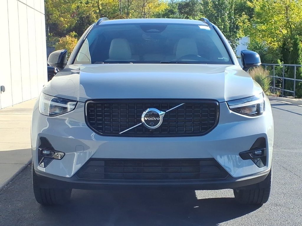 Certified 2024 Volvo XC40 B5 Plus AWD/4WD image 2