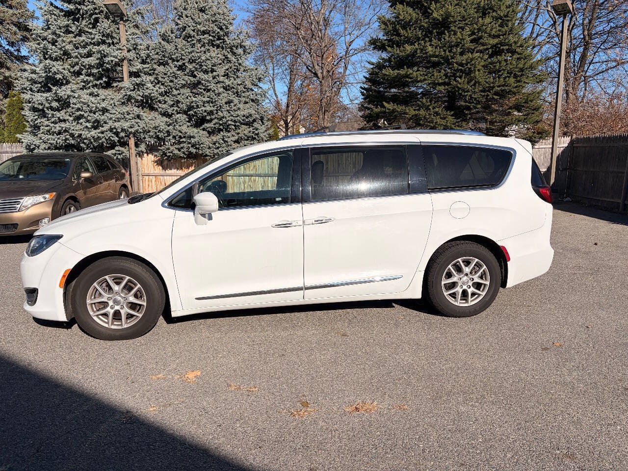 Used 2020 Chrysler Pacifica Touring-L FWD image 8