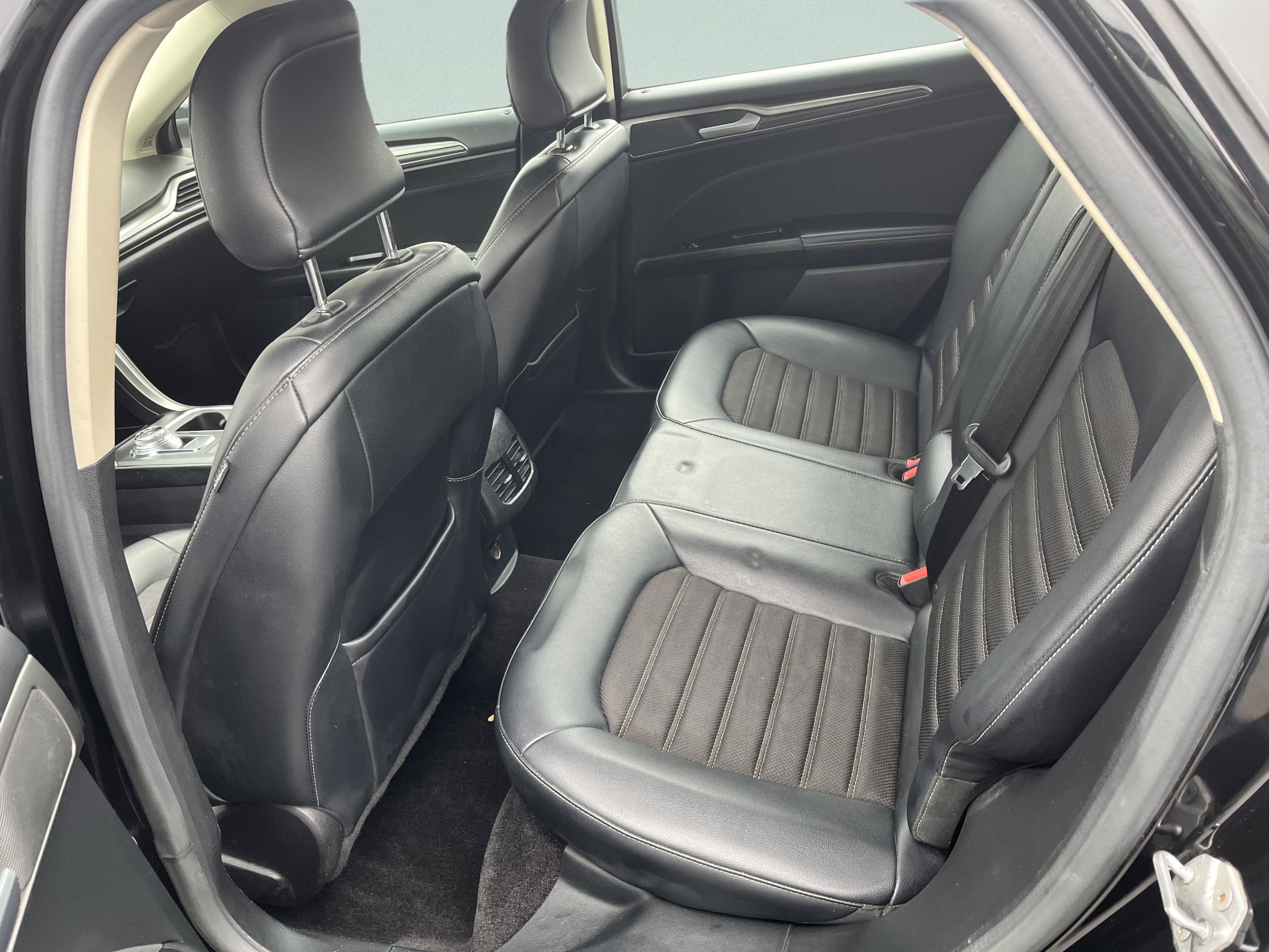 Used 2017 Ford Fusion SE w/ Equipment Group 201A image 12