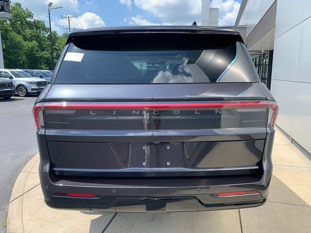 New 2027 Lincoln Navigator Reserve w/ Jet Appearance Package AWD/4WD image 4