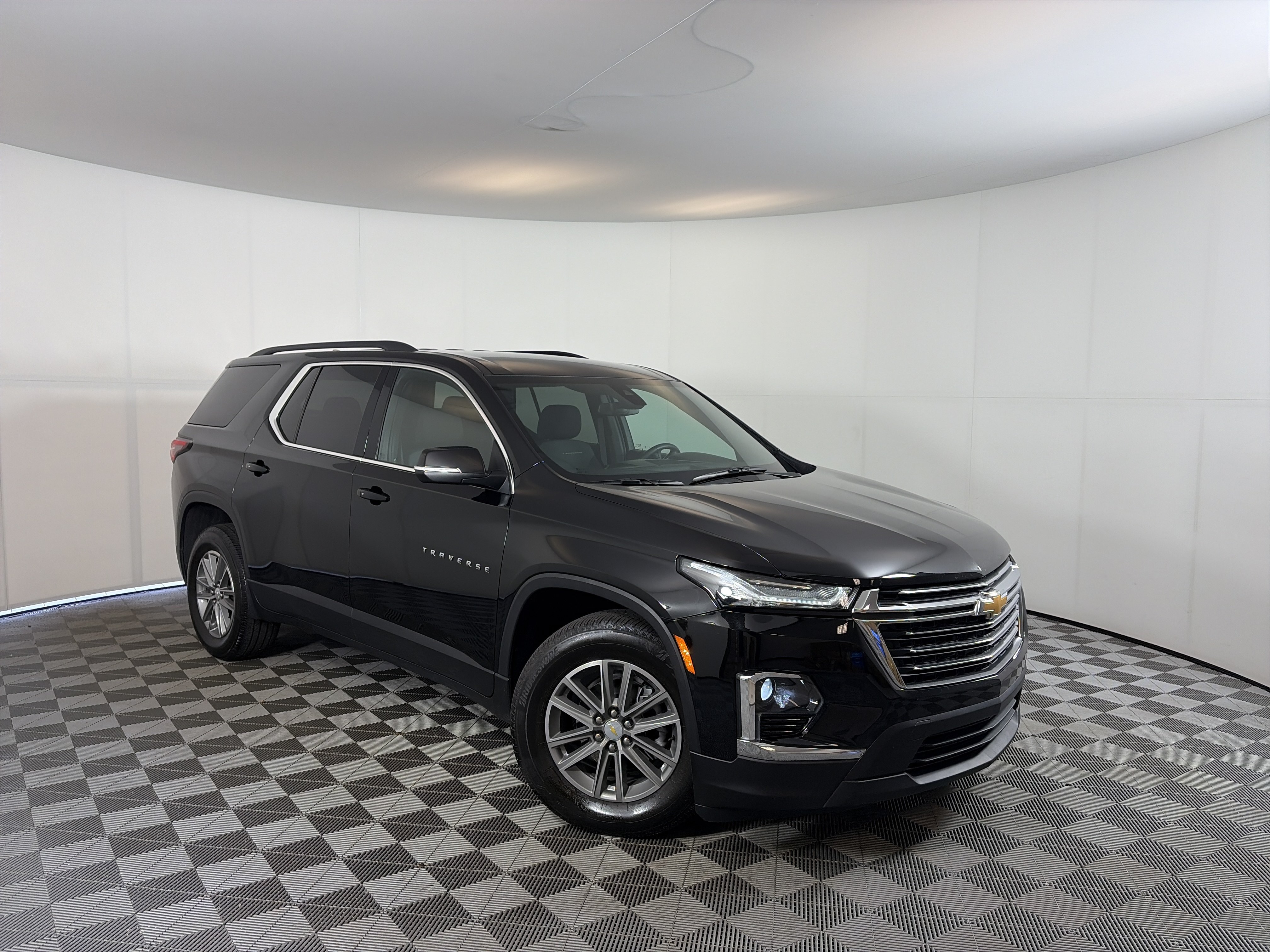 Used 2023 Chevrolet Traverse LT w/ LPO, Floor Liner Package AWD/4WD image 1