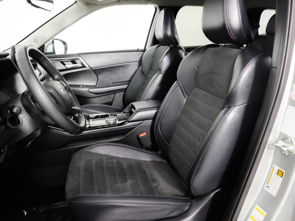 Used 2025 Mitsubishi Outlander SE image 23