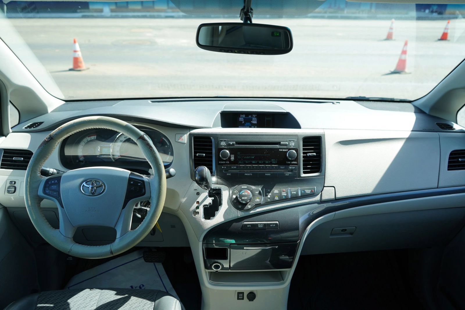 Used 2014 Toyota Sienna SE FWD image 19